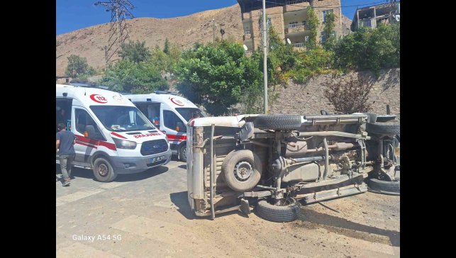 Hakkari'de kamyonet yan yattı: 1 yaralı