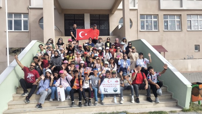 Öğretmen ve öğrenciler Ağrı Dağı eteklerinde çevre temizliği yaptı