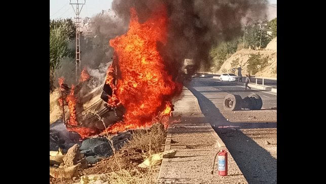 Malatya'da otobüs ile çarpışan tır devrilip alev alev yandı: 1 yaralı