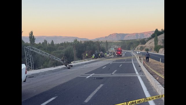 Freni patlayan tırın otobüse çarpma anı kamerada
