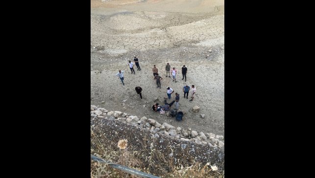 Hizan'da tarım aracının bariyere çarpması sonucu sürücü yaralandı