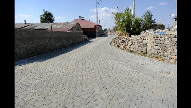 Ağrı'da köy yolları yenileniyor