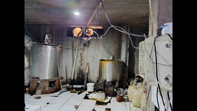 Ağrı'da ruhsatsız işletmede 5 ton 709 kilogram pekmez ele geçirildi