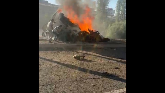 Alev alev yanan tırın sürücüsünü vatandaşlar böyle kurtardı