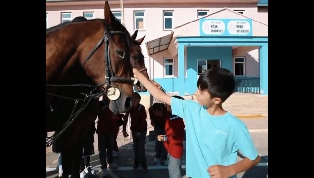 Atlı Jandarma timleri okul çevresinde devriye yaptı