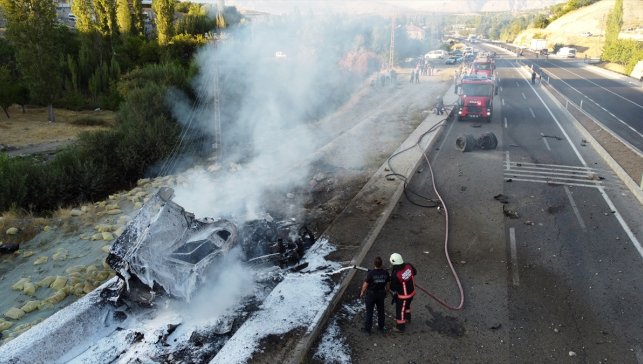 Malatya'da otobüse çarptıktan sonra duvara vuran tır yandı