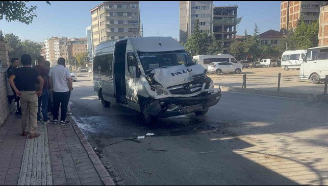 Elazığ'da minibüs otobüse çarptı: 8 yaralı