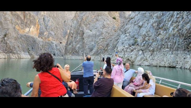 Erzincan'da dünyanın ikinci büyük kanyonunda tekne keyfi yapıp dağ keçilerini izliyorlar