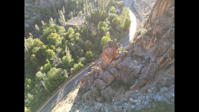 Yolun üzerindeki dev kaya korkutuyor