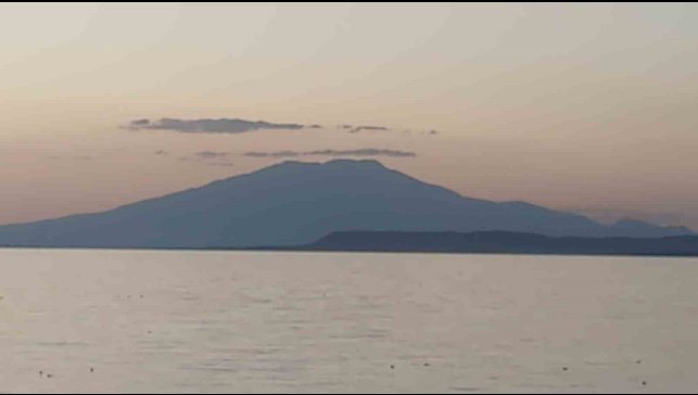 Süphan Dağı zirvesindeki bulut, Van Gölü ile görsel şölen oluşturdu