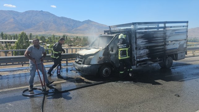 Erzincan'da seyir halinde alev alan kamyoneti itfaiye ekipleri söndürdü