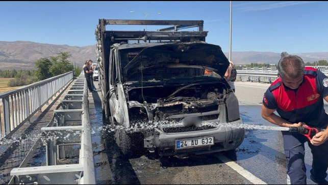 Erzincan'da seyir halindeki kamyon alev alev yandı