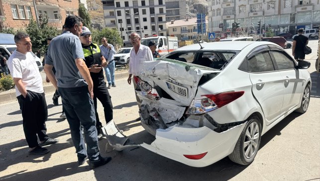Hakkari'de freni boşalan çekici, 6 araca çarptı