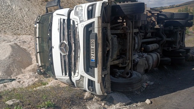 Kars'ta devrilen kamyondaki 55 küçükbaş hayvan telef oldu