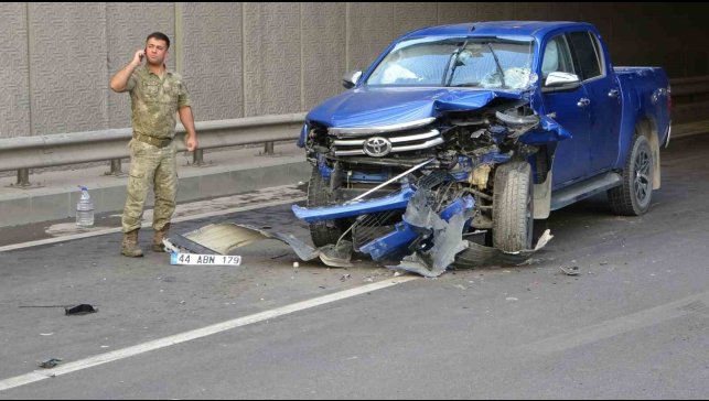 Sivil ekip aracı ile jandarma aracı çarpıştı, trafik kilitlendi