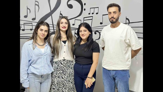 Kurduğu müzik akademisinde öğrencilerini üniversiteye hazırlıyor