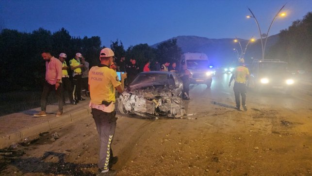 Erzincan'da otomobilin kamyonetle çarpışması sonucu 3 kişi yaralandı