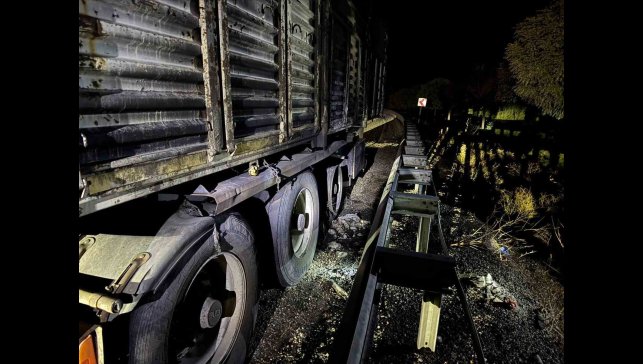 Malatya-Adıyaman karayolunda çekici alev aldı