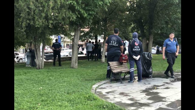 Parkta kızlarının gözü önünde bıçağı boğazına dayayan adamı polisler ikna etti