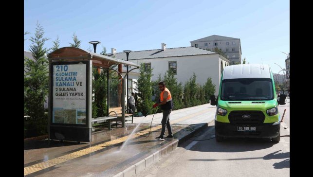 Van'da mobil temizlik ve yıkama aracıyla duraklar artık daha temiz