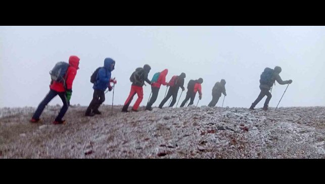 Sis ve fırtınaya rağmen Ağrı Dağı'nda zirveye ulaştılar