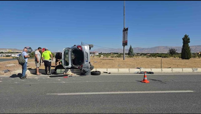 Elazığ'da motosikletle otomobil çarpıştı: 1'i ağır 2 yaralı