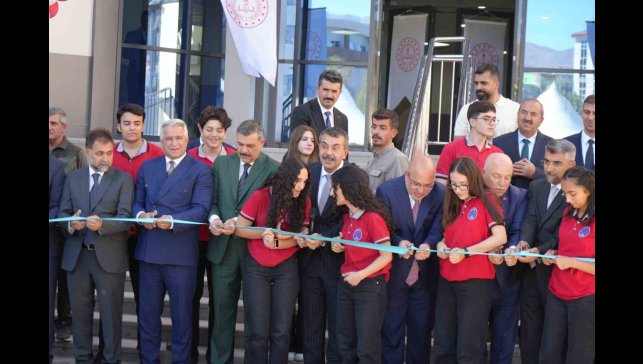 Milli Eğitim Bakanı Yusuf Tekin, Erzurum'da okul açılışını okulun öğrencileriyle birlikte yaptı