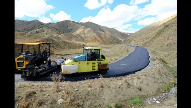 Eleşkirt'te Çatkösedağ grup köy yoluna sıcak asfalt döküldü