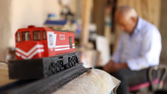 Ağabeyine bakarak öğrendiği maket ustalığını 36 yıldır sürdürüyor