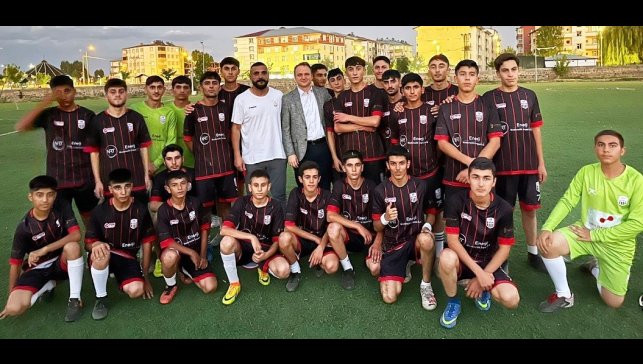 Bulanık Kaymakamı Ömer Övünç Koşansu çocukları sevindirdi