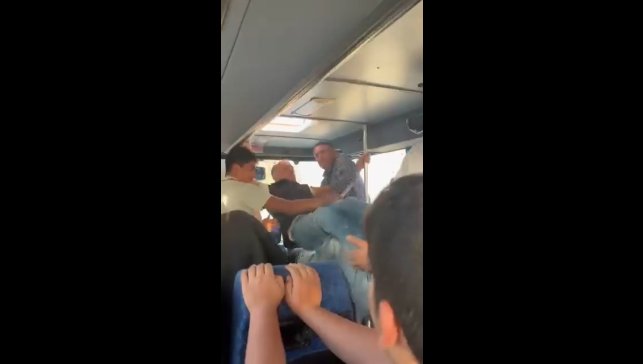 Elazığ'da otobüs şoförü ile yolcunun tekme tokatlı kavgası kamerada