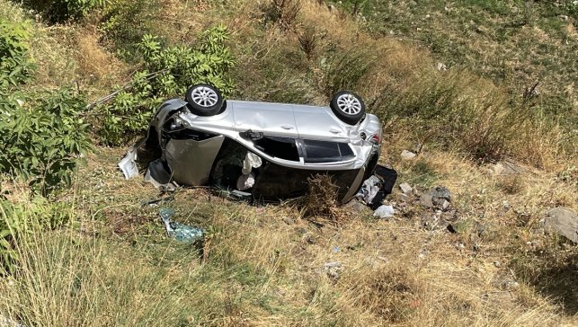 Bitlis'te şarampole devrilen otomobildeki 2 kişi yaralandı