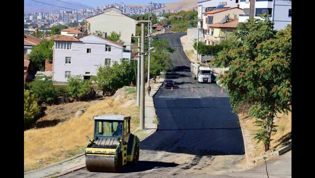 Elazığ'da yol yenileme çalışmaları sürüyor