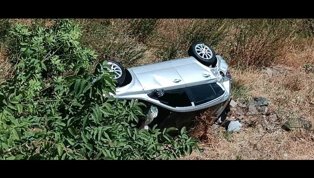 Otomobil duvardan düştü: 2 yaralı