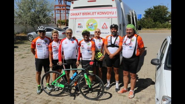 Patnos'a gelen Türk ve ABD'li bisikletliler'den eğitime destek