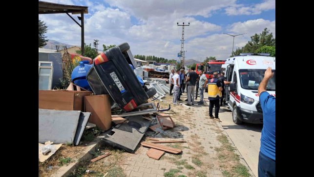 Muş'ta kontrolden çıkan otomobil hurdacıya girdi: 2 yaralı