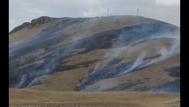 Yüksekova'da anız yangını