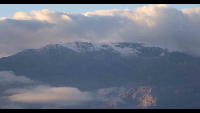 Erzincan'ın etrafını çeviren dağların yüksek kesimlerine mevsimin ilk karı düştü