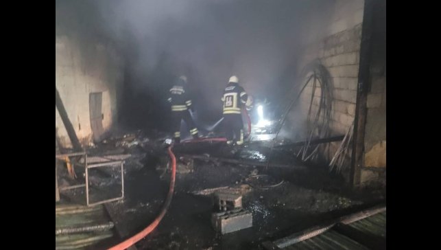 Kopan elektrik kablosu depoyu kül etti