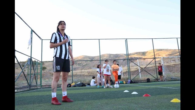 Sinan Kaloğlu'nun kuzeni Yağmur Bor, halı sahaların gözdesi oldu