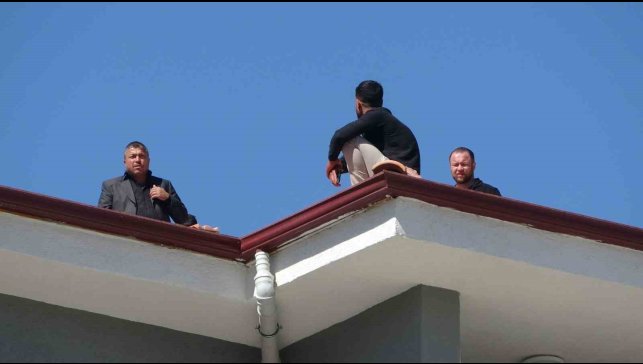 Alacağını alamadı çatıya çıktı, polis yiyecek verip indirdi