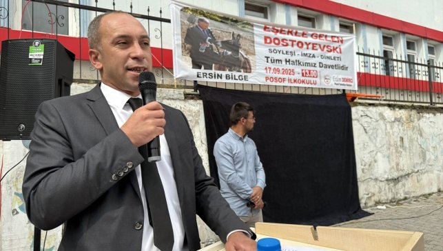 Ardahan'da bir gurbetçi eşekle dolaşıp öğrencilere kitap ve kırtasiye malzemesi dağıttı