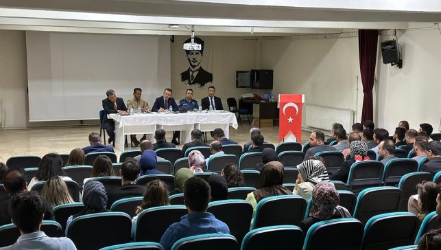 Çaldıran'da "eğitim bilgilendirme toplantısı" yapıldı