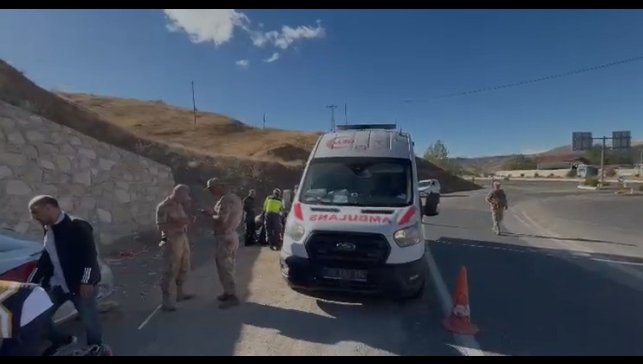 Elazığ'da otomobil durağa daldı: 1'i ağır 6 yaralı
