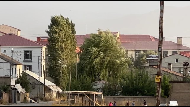 Yüksekova'da şiddetli rüzgar hayatı olumsuz etkiledi