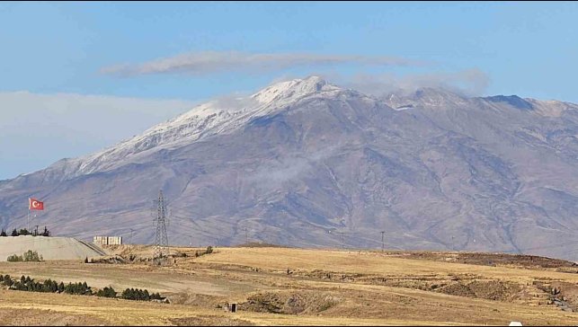 Süphan Dağı'na mevsimin ilk karı düştü