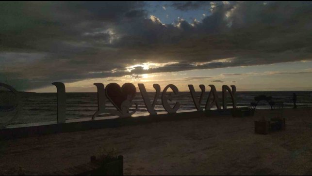 Van Gölü'nde dalgalar coştu