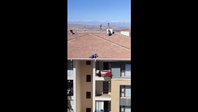 Fırtınalı havada çatıda tehlikeli çalışma yürekleri ağza getirdi