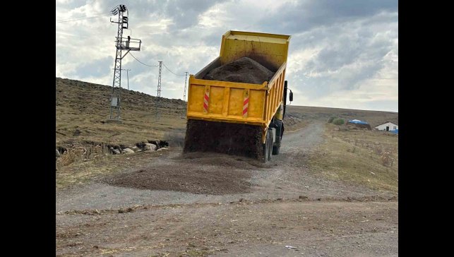 Susuz'da köy yollarının yapımı sürüyor