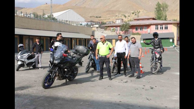 Hakkari polisinden motosiklet kullanıcılarına güvenli sürüş eğitimi